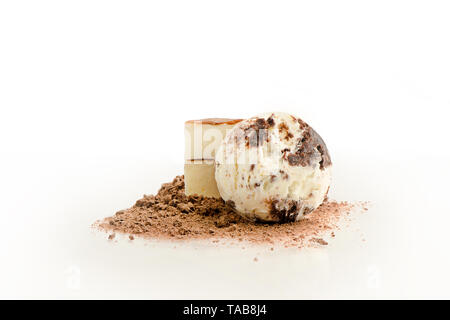 Eis Ball, Tiramisu Aroma mit Zutaten, Kakao und Scheiben von Tiramisu, auf einem weißen Hintergrund. Stockfoto