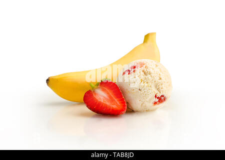 Eis Ball, Banane und Erdbeere Geschmack mit Zutaten, Erdbeeren und Bananen, auf einem weißen Hintergrund. Stockfoto