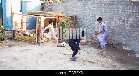 Rahim yar khan, Punjab, Pakistan - Feb 24,2018: einige Dorf Jungs, ein Fuß ball spiel in ein Haus. Stockfoto