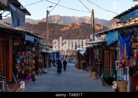 Der Souk ein kleiner Markt mit den Anti-Atlas Berge in der Ferne. Tafraoute, Tiznit Provinz, Souss-Massa, Marokko, Afrika. Stockfoto