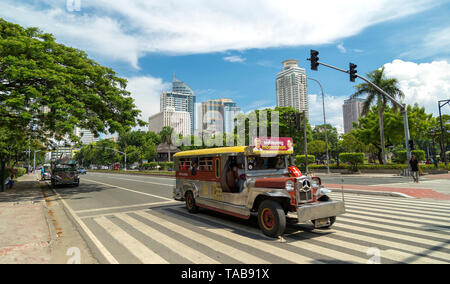 Manila, Philippinen - 21. Mai 2016: Jeepney auf einer Straße von Manila Stockfoto