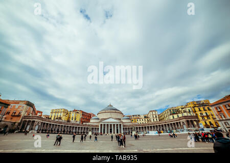 Neapel, Italien. 13 Apr, 2019. Piazza del Plebiscito ist eine der symbolischen Orten von Neapel. Im Herzen des historischen Zentrums gelegen, am Ende der Via Toledo, mit seiner Oberfläche von über 25 tausend Quadratmeter Es ist die größte in der Stadt und eine der größten in ganz Italien. Auf beiden Seiten von dem berühmten Kolonnade grenzt, ist seitlich von der Präfektur Gebäude und Palazzo Salerno geschlossen, den Königlichen Palast und die Kirche von San Francesco Di Paola. Credit: Luigi Rizzo/Pacific Press/Alamy leben Nachrichten Stockfoto