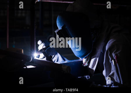 Schweißen von Stahlrohr mit Mig-Mag-Methode für die Industriearbeit. Gas Metall Lichtbogenschweißen Stockfoto