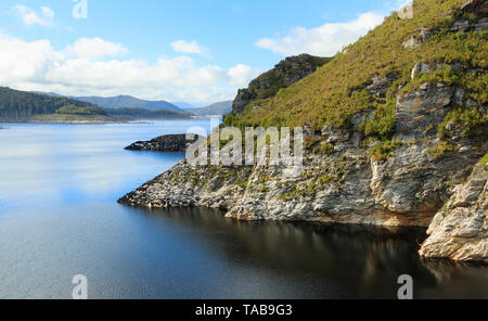 Der Gordon River Dam im Südwesten Tasmaniens mit niedrigem Wasserstand. Stockfoto