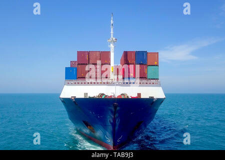 Große Container Schiff auf dem Meer - Low Angle Luftbild. Stockfoto