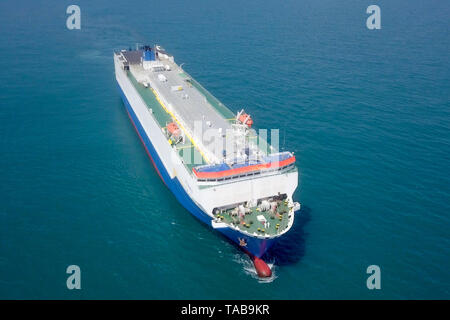 Luftbild eines großen RoRo (Roll on/off) Fahrzeug Transportschiff Kreuzfahrt im Mittelmeer Stockfoto