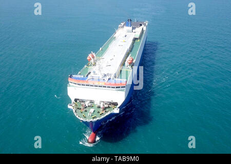 Luftbild eines großen RoRo (Roll on/off) Fahrzeug Transportschiff Kreuzfahrt im Mittelmeer Stockfoto