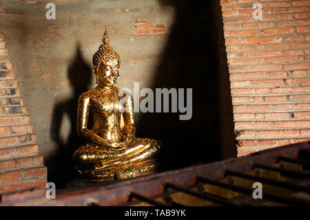 Buddha Statue mit der goldenen Blättern bedeckt (wai Phra) im Wat Yai Chai Mongkhon Tempel in Ayutthaya, Thailand. Stockfoto