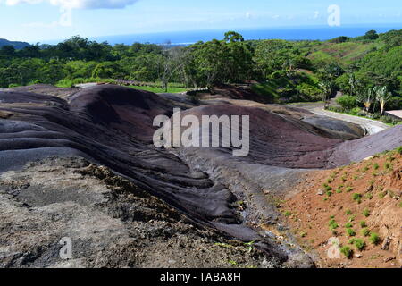 23 farbige Erde - ein Wunder der Natur. Bild genommen auf Mauritius La Vallee Des Couleurs. Es ist lava auf den Boden geflogen. Salze sind sickert aus ihm heraus. Stockfoto