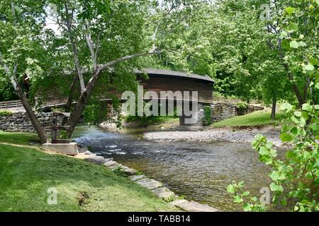 Überdachte buckligen Holzbrücke Stockfoto