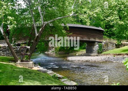 Überdachte buckligen Holzbrücke Stockfoto