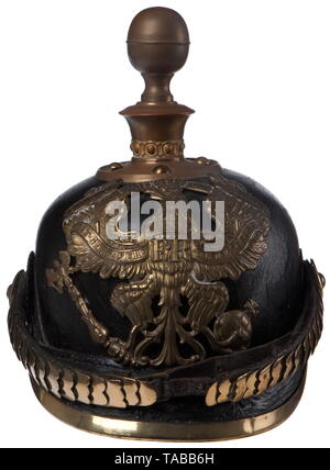 Eine Kaiserliche Helm M 1860 für Soldaten der 46th Field Artillery Regiment schwarz Leder Body mit großen vorne und hinten Sonnenblenden, schwere Risse auf alle Leder, regimentally gestempelt im Körper' bis 46', kein Futter. Große Messing preußischen Linie Adler mit zwei Muttern und Schrauben befestigt, ein Post hat vergrößerte Bohrung, regimental Ehre Banner auf der Frontplatte. "Halbinsel WATERLOO GÖHRDE". Messing Spike/ball, Basis, Spline und Brads für Spike Base, Kugel und Spike Base angezeigt, Offizier und möglichen Ersatz, großen Flachbild Messing kinnbänder mit M60 Stahl, Additional-Rights - Clearance-Info - Not-Available Stockfoto