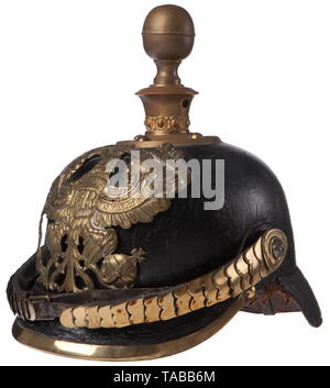 Eine Kaiserliche Helm M 1860 für Soldaten der 46th Field Artillery Regiment schwarz Leder Body mit großen vorne und hinten Sonnenblenden, schwere Risse auf alle Leder, regimentally gestempelt im Körper' bis 46', kein Futter. Große Messing preußischen Linie Adler mit zwei Muttern und Schrauben befestigt, ein Post hat vergrößerte Bohrung, regimental Ehre Banner auf der Frontplatte. "Halbinsel WATERLOO GÖHRDE". Messing Spike/ball, Basis, Spline und Brads für Spike Base, Kugel und Spike Base angezeigt, Offizier und möglichen Ersatz, großen Flachbild Messing kinnbänder mit M60 Stahl, Additional-Rights - Clearance-Info - Not-Available Stockfoto