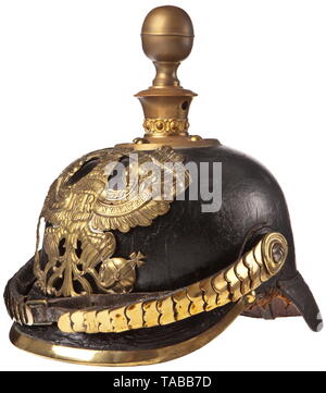 Eine Kaiserliche Helm M 1860 für Soldaten der 46th Field Artillery Regiment schwarz Leder Body mit großen vorne und hinten Sonnenblenden, schwere Risse auf alle Leder, regimentally gestempelt im Körper' bis 46', kein Futter. Große Messing preußischen Linie Adler mit zwei Muttern und Schrauben befestigt, ein Post hat vergrößerte Bohrung, regimental Ehre Banner auf der Frontplatte. "Halbinsel WATERLOO GÖHRDE". Messing Spike/ball, Basis, Spline und Brads für Spike Base, Kugel und Spike Base angezeigt, Offizier und möglichen Ersatz, großen Flachbild Messing kinnbänder mit M60 Stahl, Additional-Rights - Clearance-Info - Not-Available Stockfoto