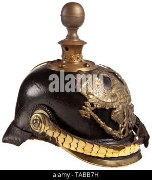 Eine Kaiserliche Helm M 1860 für Soldaten der 46th Field Artillery Regiment schwarz Leder Body mit großen vorne und hinten Sonnenblenden, schwere Risse auf alle Leder, regimentally gestempelt im Körper' bis 46', kein Futter. Große Messing preußischen Linie Adler mit zwei Muttern und Schrauben befestigt, ein Post hat vergrößerte Bohrung, regimental Ehre Banner auf der Frontplatte. "Halbinsel WATERLOO GÖHRDE". Messing Spike/ball, Basis, Spline und Brads für Spike Base, Kugel und Spike Base angezeigt, Offizier und möglichen Ersatz, großen Flachbild Messing kinnbänder mit M60 Stahl, Additional-Rights - Clearance-Info - Not-Available Stockfoto