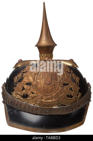Eine Kaiserliche Helm M 1891/99 für Soldaten der Bayerischen Kavallerie schwarze Leder Body mit einigen Haarrissbildung, zurück Visor teilweise Unstitched, vordere Sonnenblende fehlt eine Seite post, Schwarzes leder Futter zeigt starke Anzeichen von Verschleiß, großer Bayerischer Löwe Frontplatte mit 20% Gold waschen unter schweren Patina, Frontplatte, indem Sie die Muttern und die Schraube Beiträge beigefügt, abgerundete Kinnbänder aus Messing, 91 Nasen, Spline, Visor Trimmen und Trennen Brads für cross Base, Offizier Spike und cross Base mit 60 % der vergoldeten Waschen (mögliche Ersetzung), nationale und Bayerische EM KOKARDEN. Uns, Additional-Rights - Clearance-Info - Not-Available Stockfoto