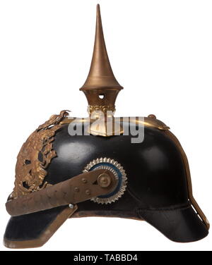Eine Kaiserliche Helm M 1891/99 für Soldaten der Bayerischen Kavallerie schwarze Leder Body mit einigen Haarrissbildung, zurück Visor teilweise Unstitched, vordere Sonnenblende fehlt eine Seite post, Schwarzes leder Futter zeigt starke Anzeichen von Verschleiß, großer Bayerischer Löwe Frontplatte mit 20% Gold waschen unter schweren Patina, Frontplatte, indem Sie die Muttern und die Schraube Beiträge beigefügt, abgerundete Kinnbänder aus Messing, 91 Nasen, Spline, Visor Trimmen und Trennen Brads für cross Base, Offizier Spike und cross Base mit 60 % der vergoldeten Waschen (mögliche Ersetzung), nationale und Bayerische EM KOKARDEN. Uns, Additional-Rights - Clearance-Info - Not-Available Stockfoto