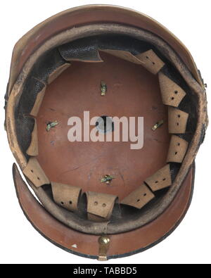 Eine Kaiserliche Helm M 1891/99 für Soldaten der Bayerischen Kavallerie schwarze Leder Body mit einigen Haarrissbildung, zurück Visor teilweise Unstitched, vordere Sonnenblende fehlt eine Seite post, Schwarzes leder Futter zeigt starke Anzeichen von Verschleiß, großer Bayerischer Löwe Frontplatte mit 20% Gold waschen unter schweren Patina, Frontplatte, indem Sie die Muttern und die Schraube Beiträge beigefügt, abgerundete Kinnbänder aus Messing, 91 Nasen, Spline, Visor Trimmen und Trennen Brads für cross Base, Offizier Spike und cross Base mit 60 % der vergoldeten Waschen (mögliche Ersetzung), nationale und Bayerische EM KOKARDEN. Uns, Additional-Rights - Clearance-Info - Not-Available Stockfoto