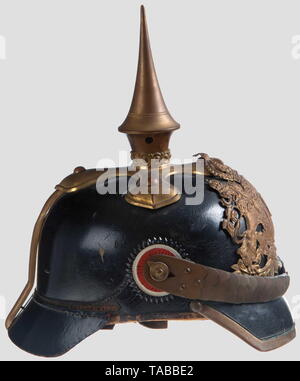 Eine Kaiserliche Helm M 1891/99 für Soldaten der Bayerischen Kavallerie schwarze Leder Body mit einigen Haarrissbildung, zurück Visor teilweise Unstitched, vordere Sonnenblende fehlt eine Seite post, Schwarzes leder Futter zeigt starke Anzeichen von Verschleiß, großer Bayerischer Löwe Frontplatte mit 20% Gold waschen unter schweren Patina, Frontplatte, indem Sie die Muttern und die Schraube Beiträge beigefügt, abgerundete Kinnbänder aus Messing, 91 Nasen, Spline, Visor Trimmen und Trennen Brads für cross Base, Offizier Spike und cross Base mit 60 % der vergoldeten Waschen (mögliche Ersetzung), nationale und Bayerische EM KOKARDEN. Uns, Additional-Rights - Clearance-Info - Not-Available Stockfoto