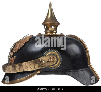 Eine Kaiserliche Helm M 1895 für Mannschaften der Brunswick 92 Infanterie Regiment Groß Leder Body zeigen einige Risse, schwarzes Leder Schweißband, Messing Linie' Fuerst "Eagle mit hellen Totenkopf Silber, Totenkopf und "Halbinsel" Banner, Frontplatte durch Schleifen mit Lederbändern, Messing, Spike, Base, Spline- und Visor Verkleidung befestigt. Flach Messing kinnbänder mit 91 Nasen, EM nationale und Brunswick state Kokarden. USA - Los, Seite 4 Siehe. historischen, geschichtlichen, Braunschweig, Brunswick, Deutsche, Deutschland, Norddeutschland, im Norden von Deutschland, ob, Additional-Rights - Clearance-Info - Not-Available Stockfoto