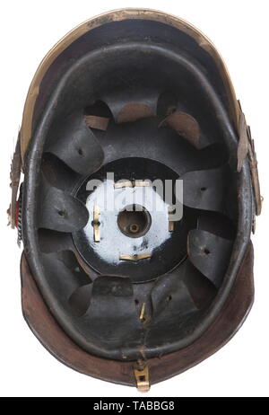 Eine Kaiserliche Helm M 1895 für Mannschaften der Brunswick 92 Infanterie Regiment Groß Leder Body zeigen einige Risse, schwarzes Leder Schweißband, Messing Linie' Fuerst "Eagle mit hellen Totenkopf Silber, Totenkopf und "Halbinsel" Banner, Frontplatte durch Schleifen mit Lederbändern, Messing, Spike, Base, Spline- und Visor Verkleidung befestigt. Flach Messing kinnbänder mit 91 Nasen, EM nationale und Brunswick state Kokarden. USA - Los, Seite 4 Siehe. historischen, geschichtlichen, Braunschweig, Brunswick, Deutsche, Deutschland, Norddeutschland, im Norden von Deutschland, ob, Additional-Rights - Clearance-Info - Not-Available Stockfoto