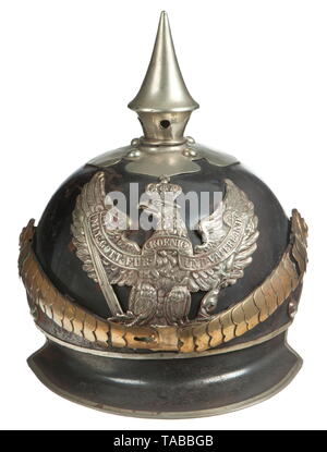 Eine Kaiserliche Helm M 1905 für Mannschaften der montiert Gewehre 1-4 Regimenter Metall Hummerschwanz Körper mit gebläuten Finish zeigt einige Rost und Lochfraß, Körper datiert "1914" und Teekocher gekennzeichnet, schwarz, Innenfutter aus Leder, silber hell Dragoon eagle Frontplatte durch Schleifen mit Lederbändern, silver Spike, Kreuz und Körper Verkleidung befestigt, große weiche Messing kinnbänder und 91 Nasen, extra Befestigungsbohrungen in Körper hinter 91 Nasen, fehlende Kokarden. USA - Los, Seite 4 Siehe. historischen, geschichtlichen, Preußen, Preußen, Deutsche, Deutschland, Militaria, Militär, Objekt, Objekte, Additional-Rights - Clearance-Info - Not-Available Stockfoto