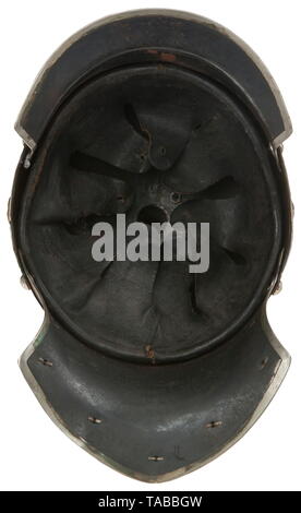 Eine Kaiserliche Helm M 1905 für Mannschaften der montiert Gewehre 1-4 Regimenter Metall Hummerschwanz Körper mit gebläuten Finish zeigt einige Rost und Lochfraß, Körper datiert "1914" und Teekocher gekennzeichnet, schwarz, Innenfutter aus Leder, silber hell Dragoon eagle Frontplatte durch Schleifen mit Lederbändern, silver Spike, Kreuz und Körper Verkleidung befestigt, große weiche Messing kinnbänder und 91 Nasen, extra Befestigungsbohrungen in Körper hinter 91 Nasen, fehlende Kokarden. USA - Los, Seite 4 Siehe. historischen, geschichtlichen, Preußen, Preußen, Deutsche, Deutschland, Militaria, Militär, Objekt, Objekte, Additional-Rights - Clearance-Info - Not-Available Stockfoto