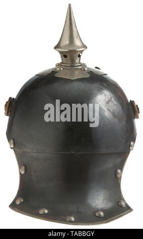 Eine Kaiserliche Helm M 1905 für Mannschaften der montiert Gewehre 1-4 Regimenter Metall Hummerschwanz Körper mit gebläuten Finish zeigt einige Rost und Lochfraß, Körper datiert "1914" und Teekocher gekennzeichnet, schwarz, Innenfutter aus Leder, silber hell Dragoon eagle Frontplatte durch Schleifen mit Lederbändern, silver Spike, Kreuz und Körper Verkleidung befestigt, große weiche Messing kinnbänder und 91 Nasen, extra Befestigungsbohrungen in Körper hinter 91 Nasen, fehlende Kokarden. USA - Los, Seite 4 Siehe. historischen, geschichtlichen, Preußen, Preußen, Deutsche, Deutschland, Militaria, Militär, Objekt, Objekte, Additional-Rights - Clearance-Info - Not-Available Stockfoto