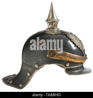 Eine Kaiserliche Helm M 1905 für Mannschaften der montiert Gewehre 1-4 Regimenter Metall Hummerschwanz Körper mit gebläuten Finish zeigt einige Rost und Lochfraß, Körper datiert "1914" und Teekocher gekennzeichnet, schwarz, Innenfutter aus Leder, silber hell Dragoon eagle Frontplatte durch Schleifen mit Lederbändern, silver Spike, Kreuz und Körper Verkleidung befestigt, große weiche Messing kinnbänder und 91 Nasen, extra Befestigungsbohrungen in Körper hinter 91 Nasen, fehlende Kokarden. USA - Los, Seite 4 Siehe. historischen, geschichtlichen, Preußen, Preußen, Deutsche, Deutschland, Militaria, Militär, Objekt, Objekte, Additional-Rights - Clearance-Info - Not-Available Stockfoto