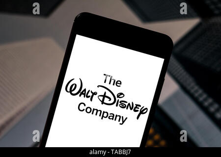 In diesem Foto Illustration der Walt Disney Company Logo wird auf dem Smartphone angezeigt. Stockfoto