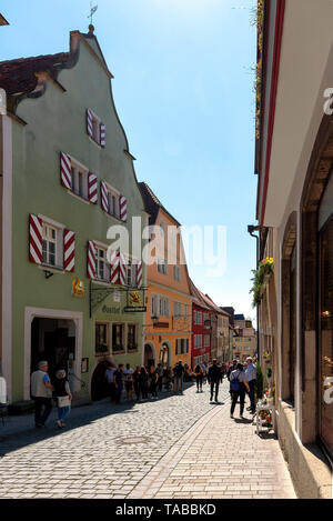 Auf der Suche Obere Schmiedgasse in Rothenburg o.d. Tauber mit dem Gasthaus Greifen im Vordergrund. Stockfoto