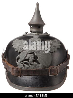 Eine Kaiserliche Helm M 1915 für Mannschaften der Baden Infanterie schwarz Leder Body mit verrückten zurück Visor und Visor fehlende linke Ecke Stück, schwarz Leder Liner und innere Größe Stempel "56", grau EM Baden griffin Frontplatte durch Schleifen mit Lederbändern befestigt. Grau Spike, Basis, Spline und die vordere Verkleidung der Blende, Spline fehlende Brads und anderen Anhängen Splits, schwarzes Leder Kinnriemen mit rostigen Schnallen und 91 lug endet, EM nationale und Badischen Kokarden (Badische Kokarde hat etwas Rost). USA - Los, Seite 4 Siehe. historischen, geschichtlichen, Bade, Additional-Rights - Clearance-Info - Not-Available Stockfoto