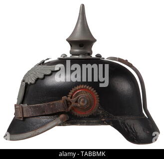 Eine Kaiserliche Helm M 1915 für Mannschaften der Baden Infanterie schwarz Leder Body mit verrückten zurück Visor und Visor fehlende linke Ecke Stück, schwarz Leder Liner und innere Größe Stempel "56", grau EM Baden griffin Frontplatte durch Schleifen mit Lederbändern befestigt. Grau Spike, Basis, Spline und die vordere Verkleidung der Blende, Spline fehlende Brads und anderen Anhängen Splits, schwarzes Leder Kinnriemen mit rostigen Schnallen und 91 lug endet, EM nationale und Badischen Kokarden (Badische Kokarde hat etwas Rost). USA - Los, Seite 4 Siehe. historischen, geschichtlichen, Bade, Additional-Rights - Clearance-Info - Not-Available Stockfoto