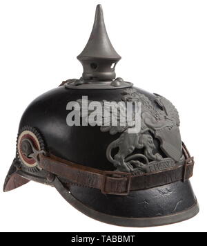 Eine Kaiserliche Helm M 1915 für Mannschaften der Baden Infanterie schwarz Leder Body mit verrückten zurück Visor und Visor fehlende linke Ecke Stück, schwarz Leder Liner und innere Größe Stempel "56", grau EM Baden griffin Frontplatte durch Schleifen mit Lederbändern befestigt. Grau Spike, Basis, Spline und die vordere Verkleidung der Blende, Spline fehlende Brads und anderen Anhängen Splits, schwarzes Leder Kinnriemen mit rostigen Schnallen und 91 lug endet, EM nationale und Badischen Kokarden (Badische Kokarde hat etwas Rost). USA - Los, Seite 4 Siehe. historischen, geschichtlichen, Bade, Additional-Rights - Clearance-Info - Not-Available Stockfoto