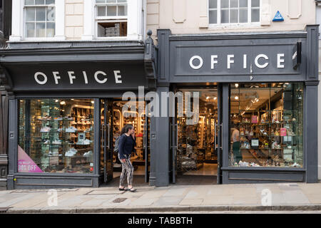 Vor ein Büro Schuhladen auf der High Street im Zentrum von Guildford, Surrey, Großbritannien Stockfoto