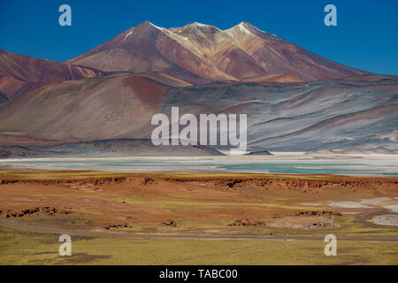 Spektakuläre rote Steine und Talar Salar de Atacama, in der Nähe von Bolivien Stockfoto