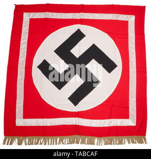 Eine NSDAP Podium banner Einseitig, mehrteiligen rot Baumwolle/Viskose Bau. Angewandte weiß kreisförmiges Feld schwarz gedruckt winklige Hakenkreuz. Breite 50 mm Silber/weiße Seide Grenze angewendet 50 mm von außerhalb. Unteren Rand fertig mit 50 mm Twisted gold Fringe. Oberkante behält drei von vier Stahl anlage Ringe und ein Schlüsselband. Ca. 120 x 115 cm. USA - Los, Seite 4 Siehe. historischen, historische, 20. Jahrhundert, 1930er Jahre, Organisation, Organisation, Unternehmen, Organisationen, Organisation, Organisation, Partei, Parteien, politische Partei, Deutsch, Deutschland, NS, Editorial-Use - Nur Stockfoto