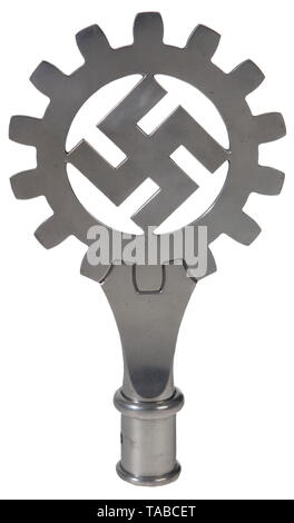 Ein DAF Pol nach oben Cog wheel Design aus poliertem Aluminium mit Pole Cup mit einem Stempel "RZM 3/34/35'. Höhe 26 cm. USA - Los, Seite 4 Siehe. historischen, historische, 20. Jahrhundert, Deutsche Arbeitsfront, Deutschen Arbeitsfront, Deutschland, NS, Nationalsozialismus, Nationalsozialismus, Drittes Reich, Deutsche Reich, Organisation, Organisation, Unternehmen, Organisationen, Objekt, Objekte, Fotos, Abzeichen, Symbol, Symbole, Clipping, Ausschneiden, Ausschneiden, Ausschnitten, Editorial-Use - Nur Stockfoto