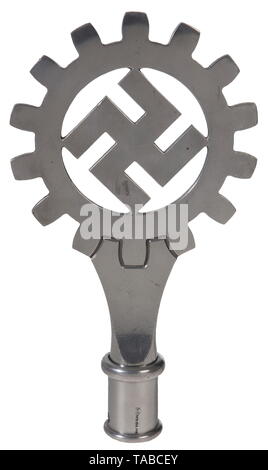 Ein DAF Pol nach oben Cog wheel Design aus poliertem Aluminium mit Pole Cup mit einem Stempel "RZM 3/34/35'. Höhe 26 cm. USA - Los, Seite 4 Siehe. historischen, historische, 20. Jahrhundert, Deutsche Arbeitsfront, Deutschen Arbeitsfront, Deutschland, NS, Nationalsozialismus, Nationalsozialismus, Drittes Reich, Deutsche Reich, Organisation, Organisation, Unternehmen, Organisationen, Objekt, Objekte, Fotos, Abzeichen, Symbol, Symbole, Clipping, Ausschneiden, Ausschneiden, Ausschnitten, Editorial-Use - Nur Stockfoto