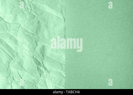 Zerknittert und Normalpapier Blätter in der Mitte der Partition erstellen Linie unterteilt. Trendy neo Minze farbigen abstrakten Hintergrund Design. Flach. Farbe des Stockfoto