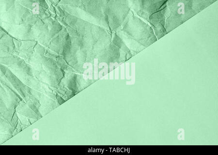 Zerknittert und Normalpapier Blätter aufgeteilt diagonaliy Erstellen der Partition. Trendy neo Minze farbigen abstrakten Hintergrund Design. Flach. Farbe des Stockfoto