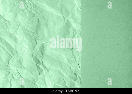 Zerknittert und Normalpapier Blätter aufgeteilt Erstellen der Partition. Trendy neo Minze farbigen abstrakten Hintergrund Design. Flach. Farbe des Jahres 2020 Stockfoto