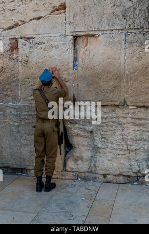 Jüdischer Mann betet neben einen Riss voller Briefe mit schriftlichen Gebet an der Klagemauer in Jerusalem. Israel Stockfoto