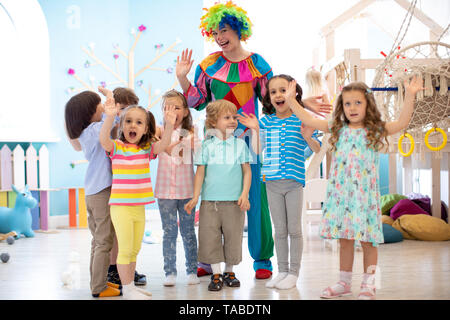 Kinder Gruppe mit clown feiert Geburtstag in der Kindertagesstätte Stockfoto