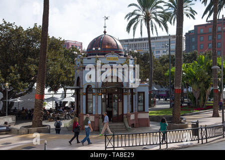 Las Palmas. Gran Canria, Spanien - 31. Dezember 2017. Park de San Telmo mit einer modernistischen Kiosk, projiziert, von Rafael Massanet, heute als verwendet Stockfoto