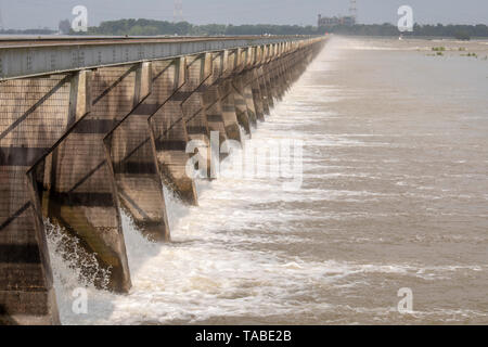 Norco, Louisiana - Die US-Armee Korps der Ingenieure öffnete die Motorhaube Carré Spillway zu schützen New Orleans von Mississippi Überschwemmung. Das spil Stockfoto