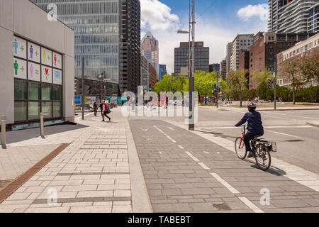 Montreal, Kanada - 21. Mai 2019: Eine Frau mit dem Fahrrad auf einem Radweg, der auf De Maisonneuve Boulevard. Stockfoto