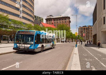 Montreal, Kanada - 21. Mai 2019: STM Öffentliche Verkehrsmittel Bus auf De Maisonneuve Boulevard. Stockfoto