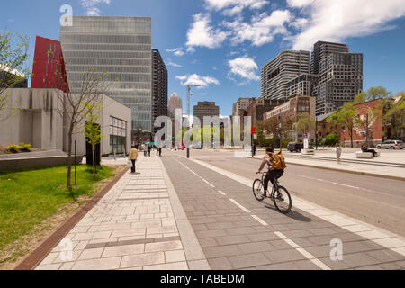 Montreal, Kanada - 21. Mai 2019: Eine Frau mit dem Fahrrad auf einem Radweg, der auf De Maisonneuve Boulevard. Stockfoto