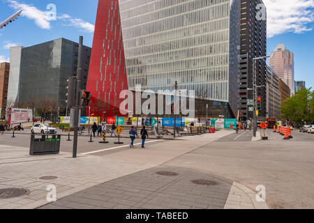 Montreal, Kanada - 21. Mai 2019: Jeanne Mance Straße und Îlot Balmoral Gebäude in Montreal Downtown, im Frühling. Stockfoto